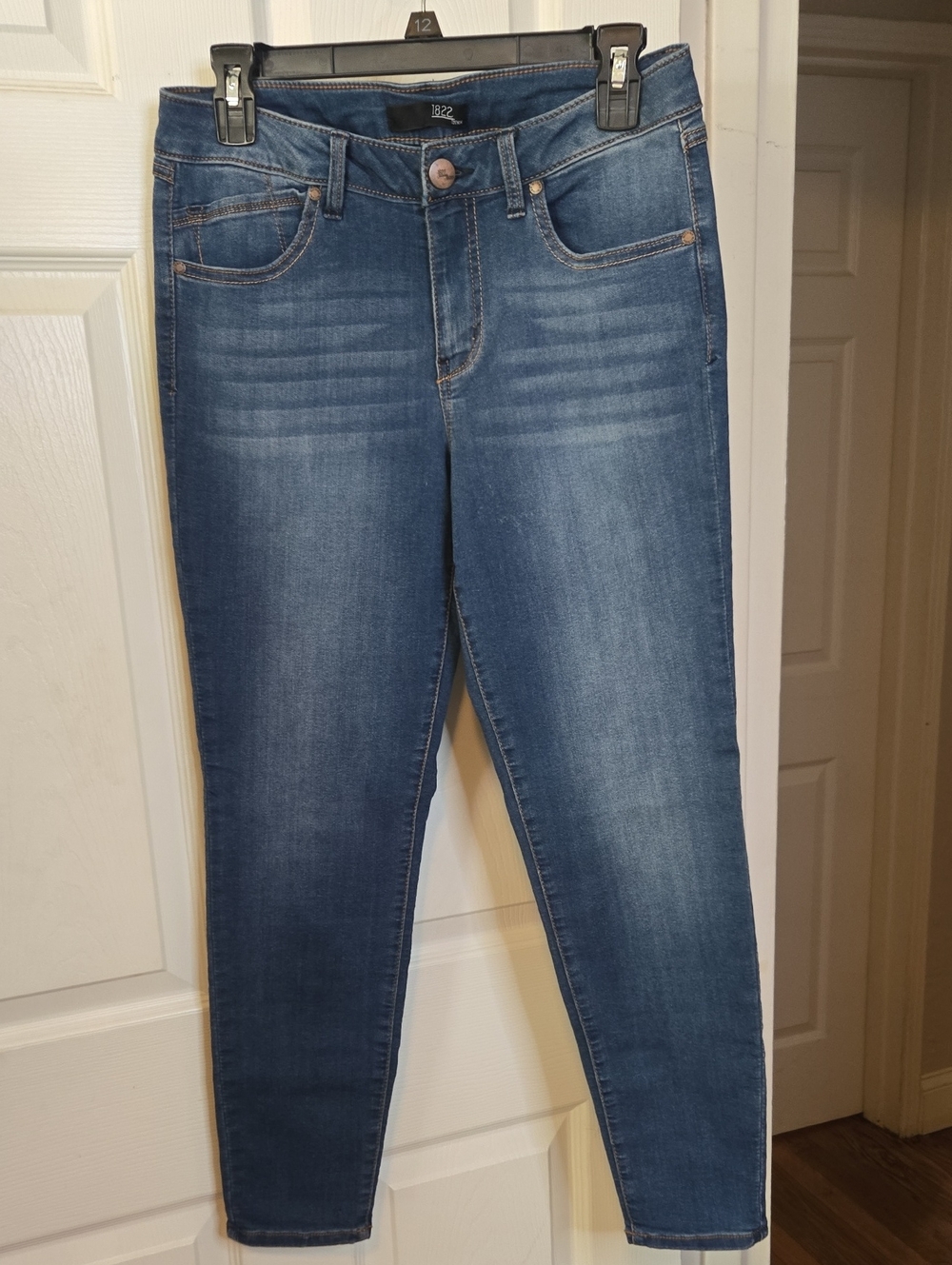 1822 Denim Women’s Skinny Jeans in Medium Blue Wash